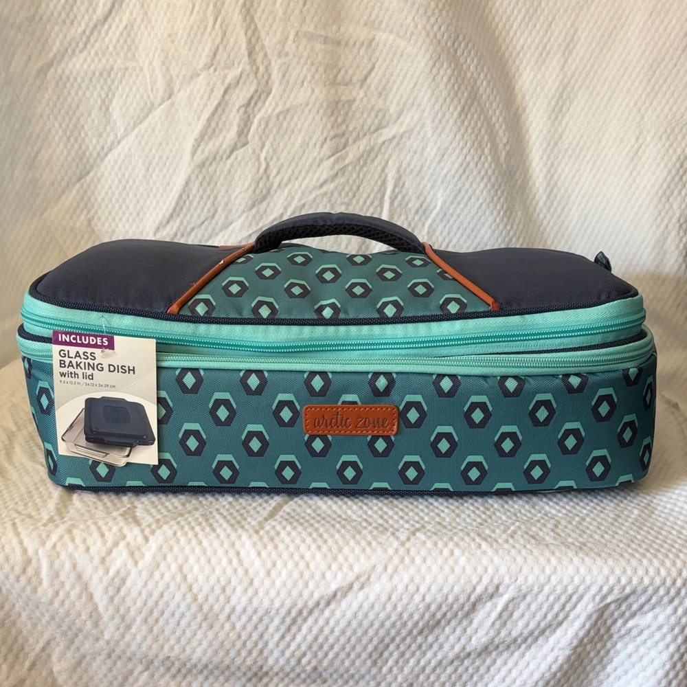 NWT Arctic Zone Blue/Teal Patterned heat/cooling baking dish carrier w/storage